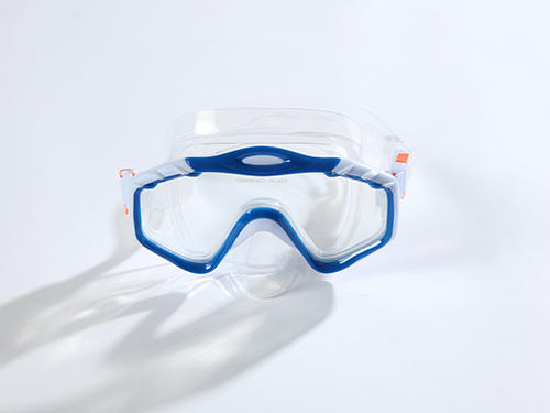 Tres tipos de materiales comúnmente utilizados en gafas de buceo en el mercado.